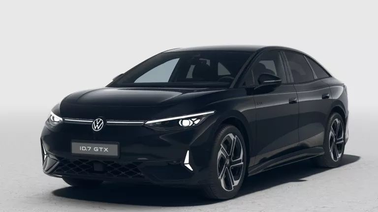 Schwarzer VW ID.7 mit fünf Türen, LED-Scheinwerfern und Radkappen, Frontansicht leicht von rechts