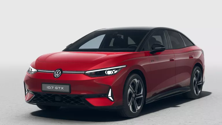 Roter VW ID.7 GTX mit fünf Türen, LED-Scheinwerfern und Radkappen, Frontansicht leicht von rechts
