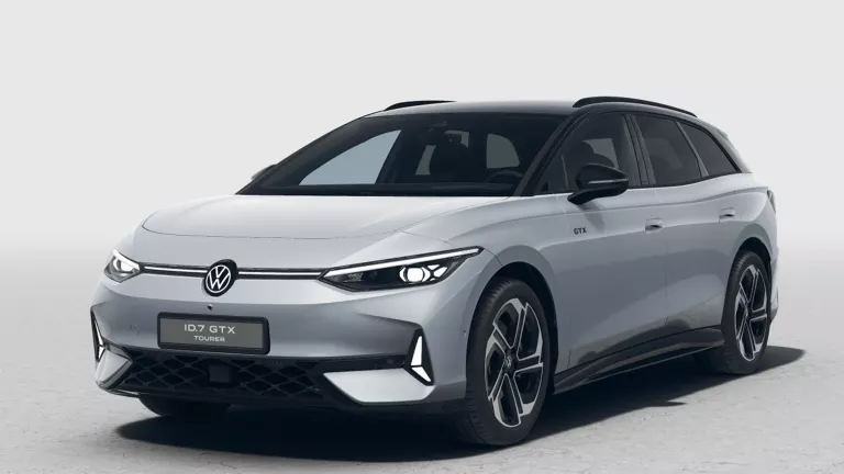 Silber-schwarzer VW ID.7 Tourer mit fünf Türen, LED-Scheinwerfern und Radkappen, Frontansicht leicht von rechts