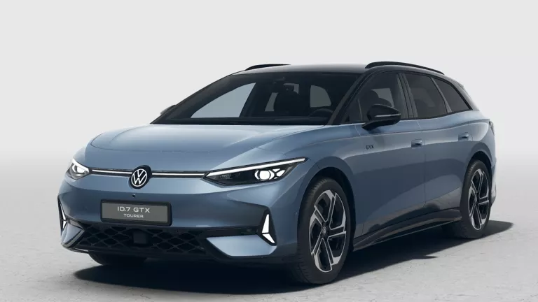 Blau-schwarzer VW ID.7 GTX Tourer mit fünf Türen, LED-Scheinwerfern und Radkappen, Frontansicht leicht von rechts