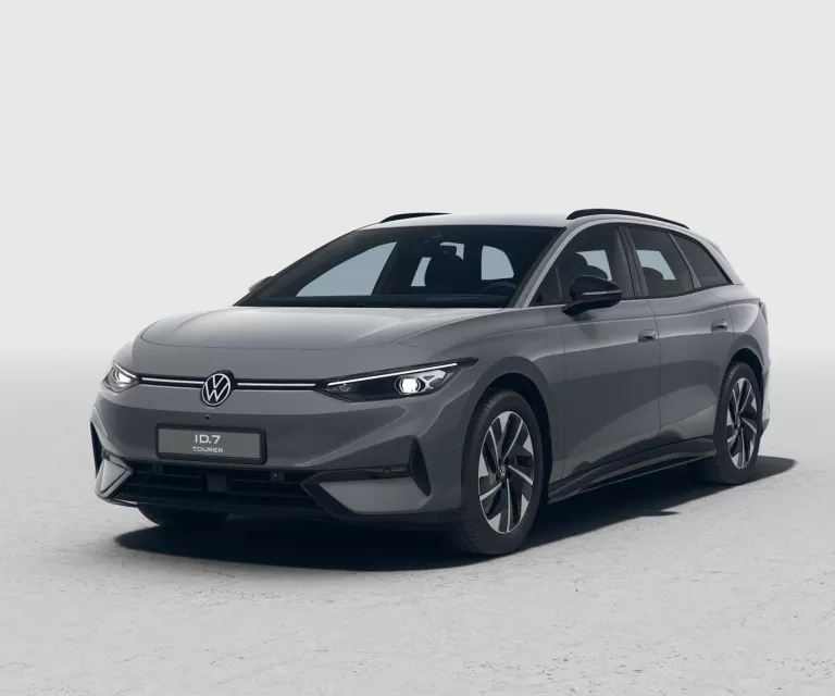 Grauer VW ID.7 Tourer vor einem weißen Hintergrund