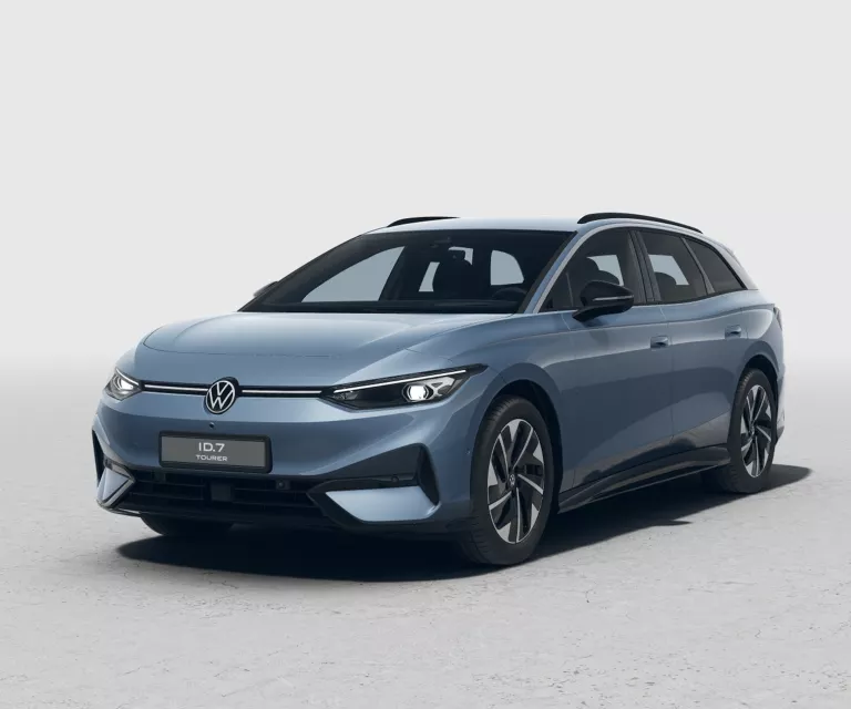 Grauer VW ID.7 Tourer mit fünf Türen, LED-Scheinwerfern und Radkappen, Frontansicht leicht von rechts