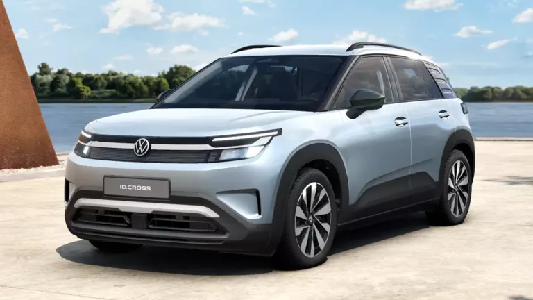 VW ID. Cross Life in dreiviertel Frontansicht in Oyster Silver Metallic.
