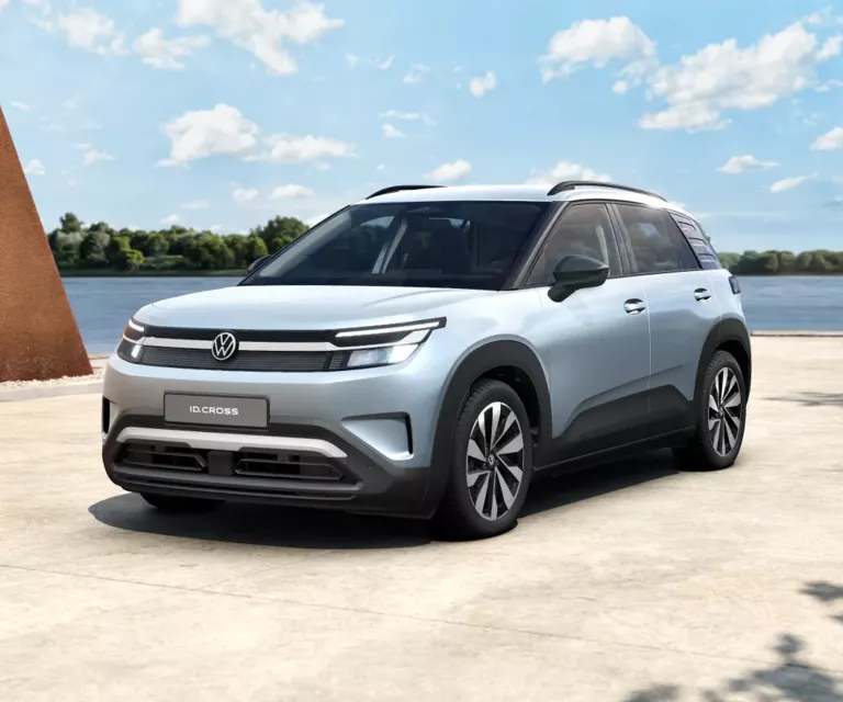 VW ID. Cross Life in dreiviertel Frontansicht in Oyster Silver Metallic.