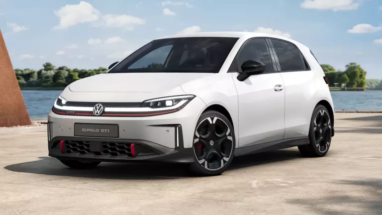 Ein weißer ID. Polo GTI in der Frontansicht.