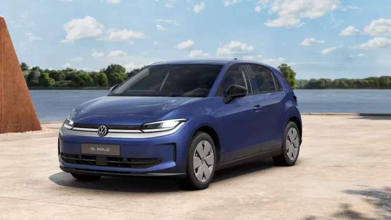 Ein blauer ID. Polo in der Frontansicht vor einem hellblauen Hintergrund.