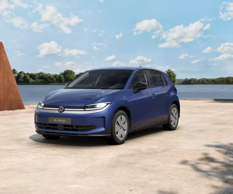 Ein blauer ID. Polo in der Frontansicht vor einem hellblauen Hintergrund.