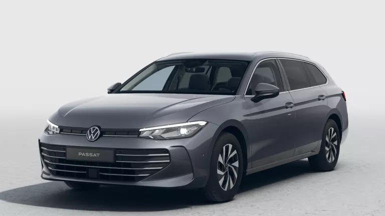 Grauer VW Passat mit fünf Türen, LED-Scheinwerfern und Radkappen, Frontansicht leicht von rechts