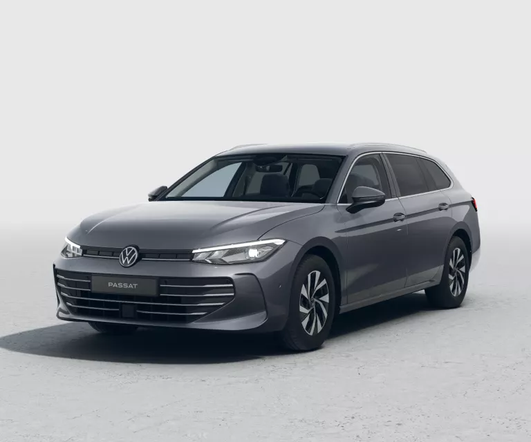 Grauer VW Passat mit fünf Türen, LED-Scheinwerfern und Radkappen, Frontansicht leicht von rechts