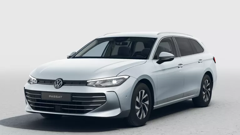 Drei VW Passat nebeneinander, mittleres Fahrzeug blau, die beiden äußeren weiß, frontal aufgenommen vor einer modernen Glasfassade
