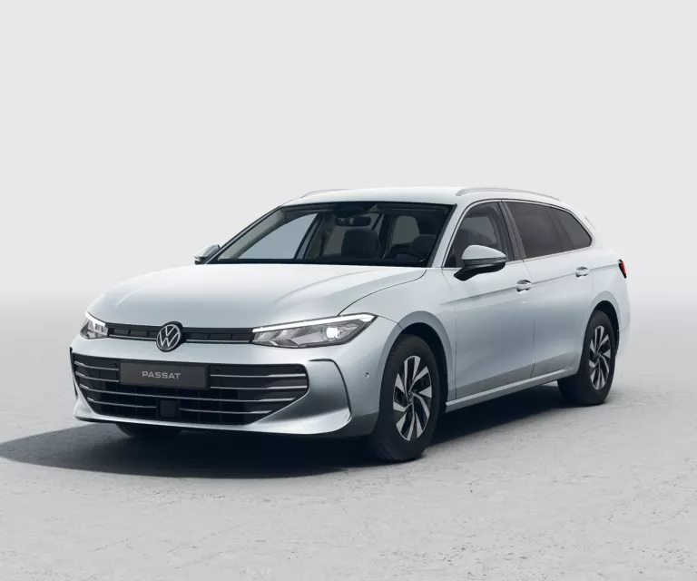 Drei VW Passat nebeneinander, mittleres Fahrzeug blau, die beiden äußeren weiß, frontal aufgenommen vor einer modernen Glasfassade