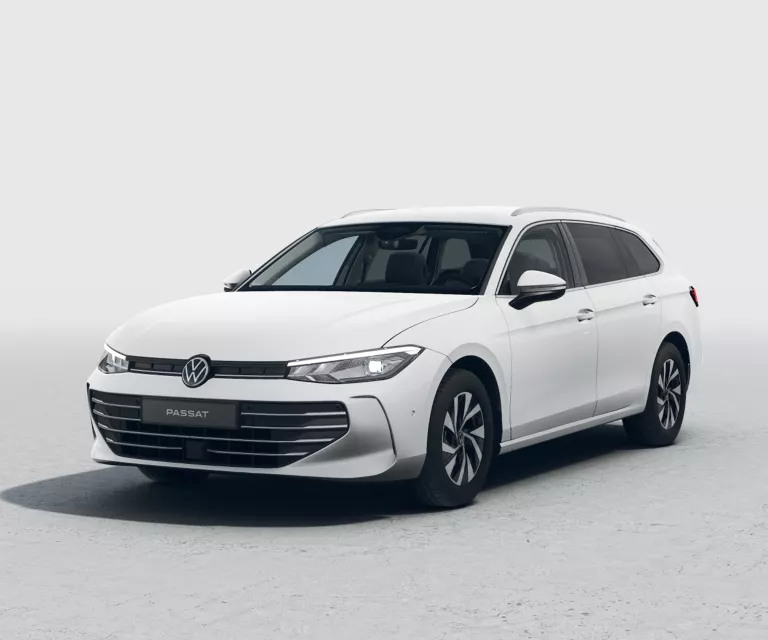 Weißer VW Passat mit fünf Türen, LED-Scheinwerfern und Radkappen, Frontansicht leicht von rechts
