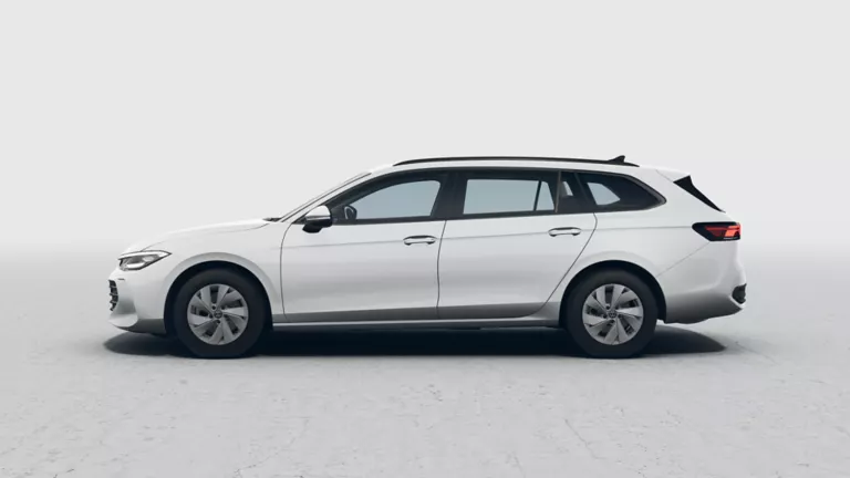 Weißer VW Passat in Seitenansicht mit fünf Türen, sportlichen Felgen und blauen Bremssätteln.