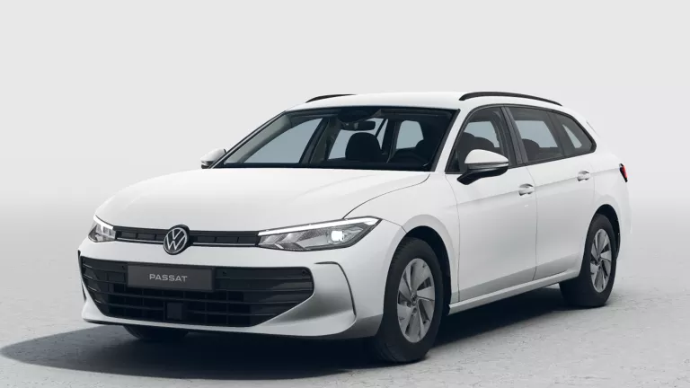 Weißer VW Passat mit fünf Türen, LED-Scheinwerfern und Radkappen, Frontansicht leicht von rechts