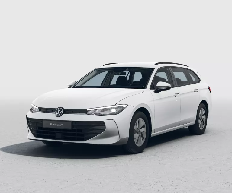 Weißer VW Passat mit fünf Türen, LED-Scheinwerfern und Radkappen, Frontansicht leicht von rechts