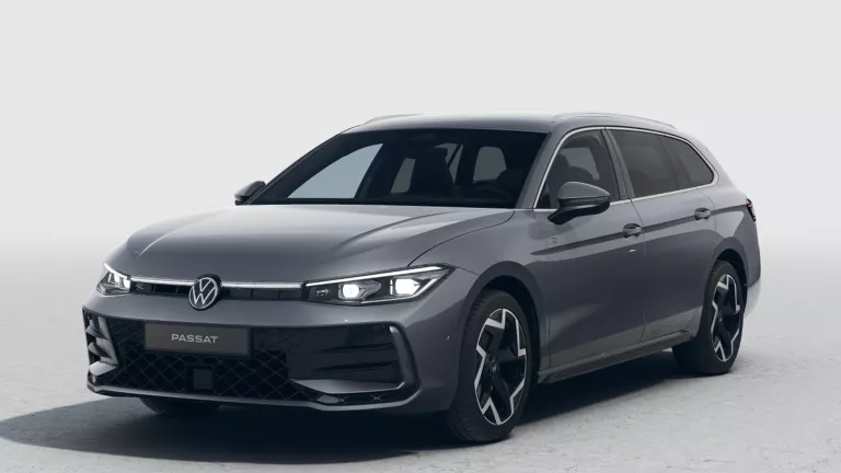 Grauer VW Passat mit fünf Türen, LED-Scheinwerfern und Radkappen, Frontansicht leicht von rechts