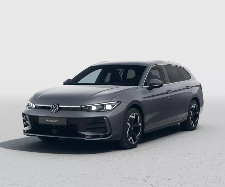 Grauer VW Passat mit fünf Türen, LED-Scheinwerfern und Radkappen, Frontansicht leicht von rechts