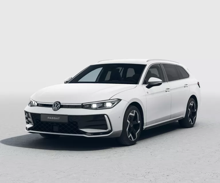 Weißer VW Passat mit fünf Türen, LED-Scheinwerfern und Radkappen, Frontansicht leicht von rechts