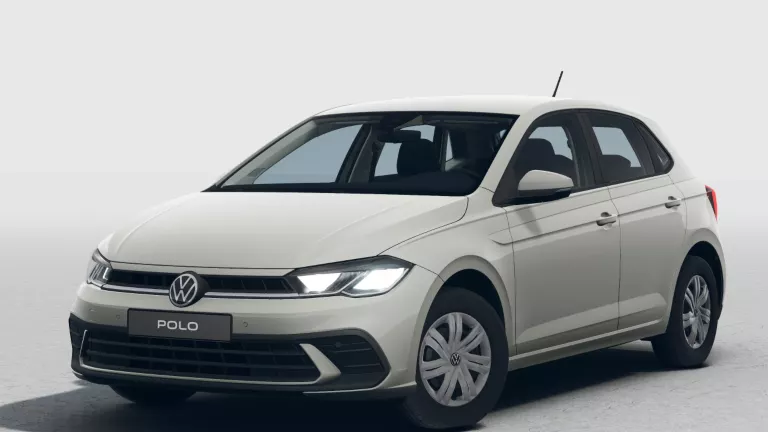 Hellgrauer VW Polo mit fünf Türen, LED-Scheinwerfern und Radkappen, Frontansicht leicht von rechts