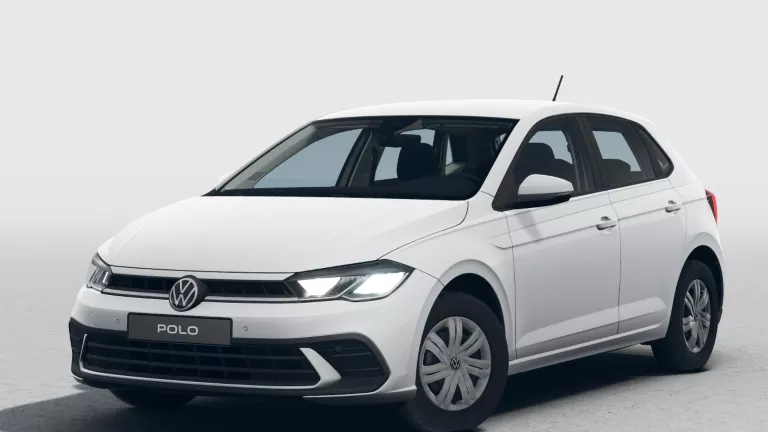 Weißer VW Polo mit fünf Türen, LED-Scheinwerfern und Radkappen, Frontansicht leicht von rechts