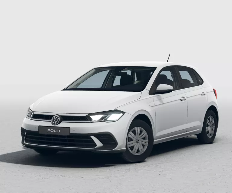 Weißer VW Polo mit fünf Türen, LED-Scheinwerfern und Radkappen, Frontansicht leicht von rechts