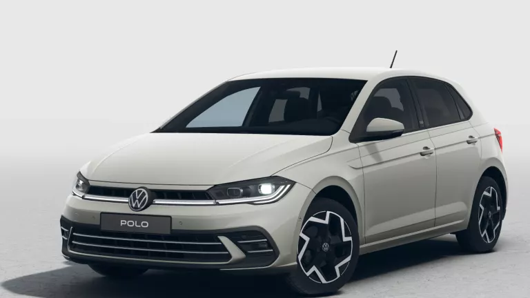 Hellgrauer VW Polo EDITION 50 mit fünf Türen, LED-Scheinwerfern und Radkappen, Frontansicht leicht von rechts