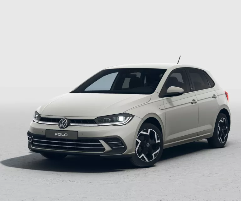 Hellgrauer VW Polo EDITION 50 mit fünf Türen, LED-Scheinwerfern und Radkappen, Frontansicht leicht von rechts