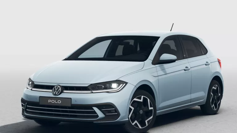 Hellblauer VW Polo EDITION 50 mit fünf Türen, LED-Scheinwerfern und Radkappen, Frontansicht leicht von rechts