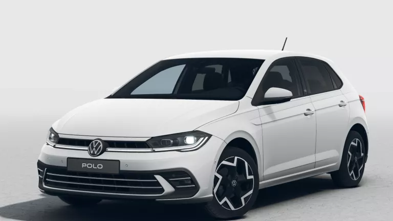 Weißer VW Polo EDITION 50 mit fünf Türen, LED-Scheinwerfern und Radkappen, Frontansicht leicht von rechts