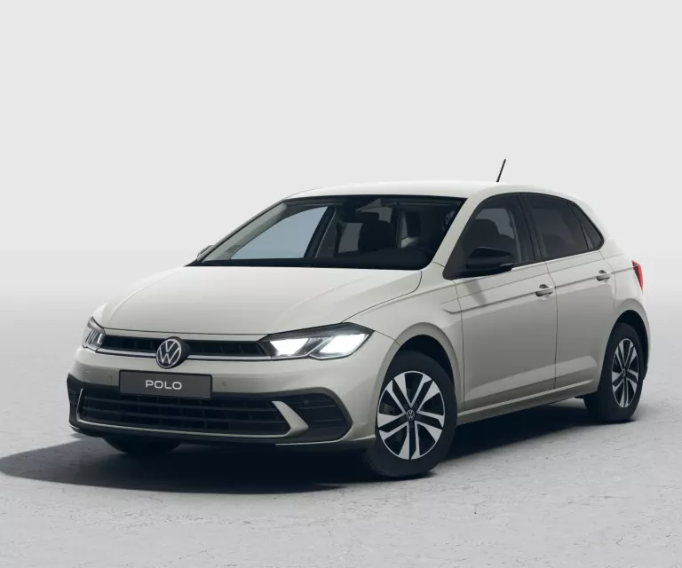 Hellgrauer VW Polo mit fünf Türen, LED-Scheinwerfern und Radkappen, Frontansicht leicht von rechts