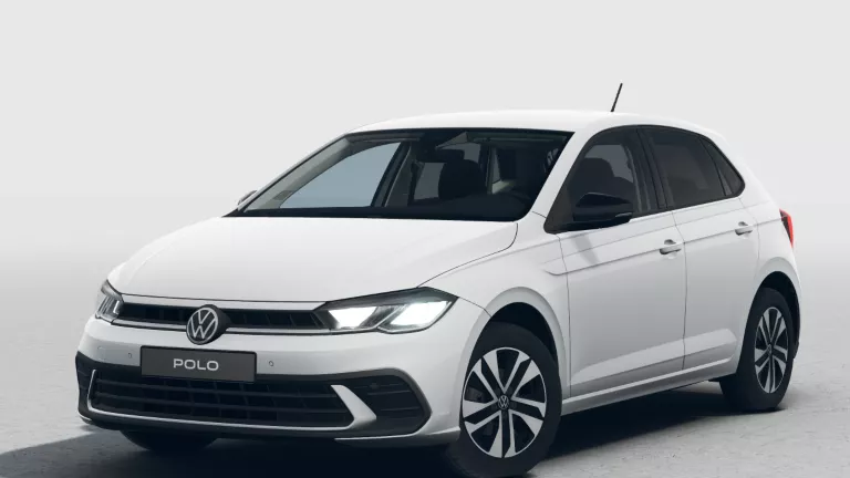 Hellgrauer VW Polo mit fünf Türen, LED-Scheinwerfern und Radkappen, Frontansicht leicht von rechts