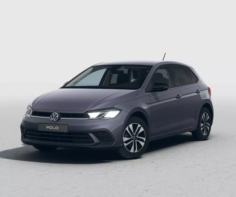 Grauer VW Polo mit fünf Türen, LED-Scheinwerfern und Radkappen, Frontansicht leicht von rechts