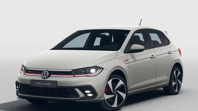 Hellgrauer VW Polo GTI mit fünf Türen, LED-Scheinwerfern und Radkappen, Frontansicht leicht von rechts