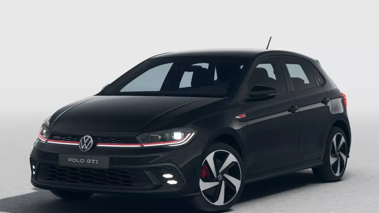 Schwarzer VW Polo GTI mit fünf Türen, LED-Scheinwerfern und Radkappen, Frontansicht leicht von rechts