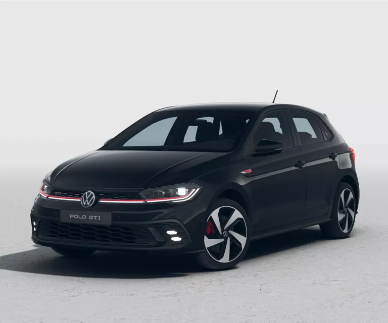 Schwarzer VW Polo GTI mit fünf Türen, LED-Scheinwerfern und Radkappen, Frontansicht leicht von rechts