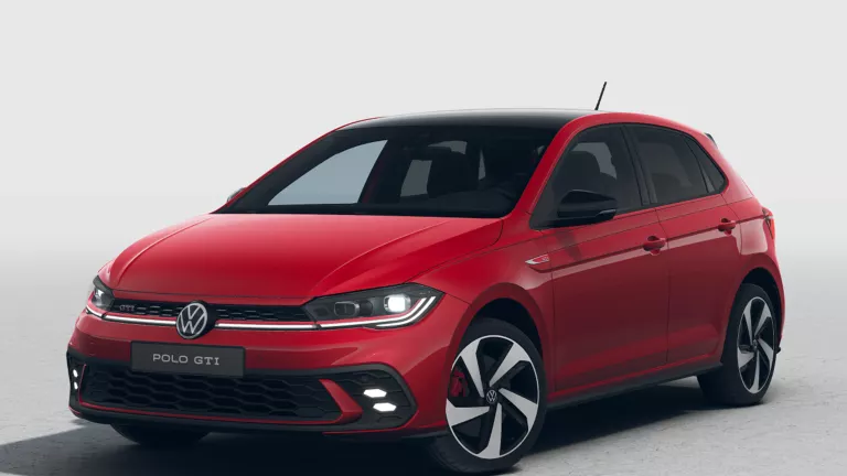 Roter VW Polo GTI mit fünf Türen, LED-Scheinwerfern und Radkappen, Frontansicht leicht von rechts