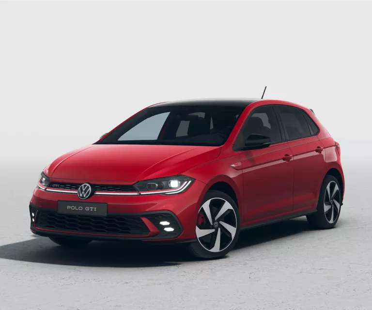 Roter VW Polo GTI mit fünf Türen, LED-Scheinwerfern und Radkappen, Frontansicht leicht von rechts
