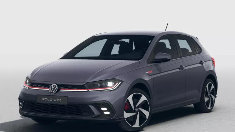 Grauer VW Polo mit fünf Türen, LED-Scheinwerfern und Radkappen, Frontansicht leicht von rechts