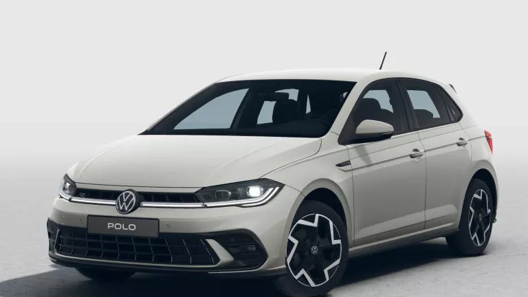 Hellgrauer VW Polo mit fünf Türen, LED-Scheinwerfern und Radkappen, Frontansicht leicht von rechts