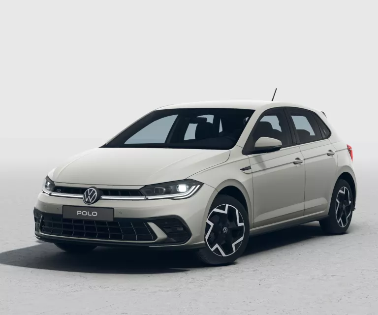 Hellgrauer VW Polo mit fünf Türen, LED-Scheinwerfern und Radkappen, Frontansicht leicht von rechts