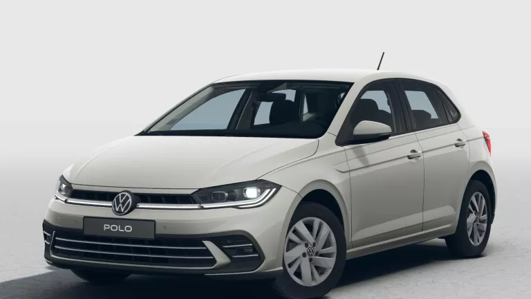 Hellgrauer VW Polo mit fünf Türen, LED-Scheinwerfern und Radkappen, Frontansicht leicht von rechts