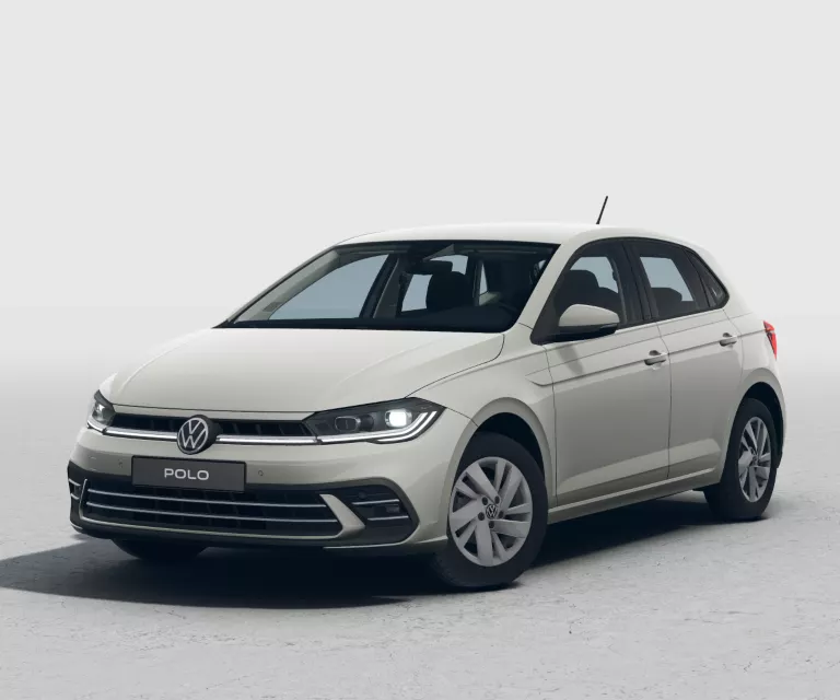 Hellgrauer VW Polo mit fünf Türen, LED-Scheinwerfern und Radkappen, Frontansicht leicht von rechts