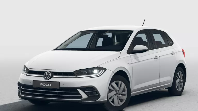 Weißer VW Polo mit fünf Türen, LED-Scheinwerfern und Radkappen, Frontansicht leicht von rechts