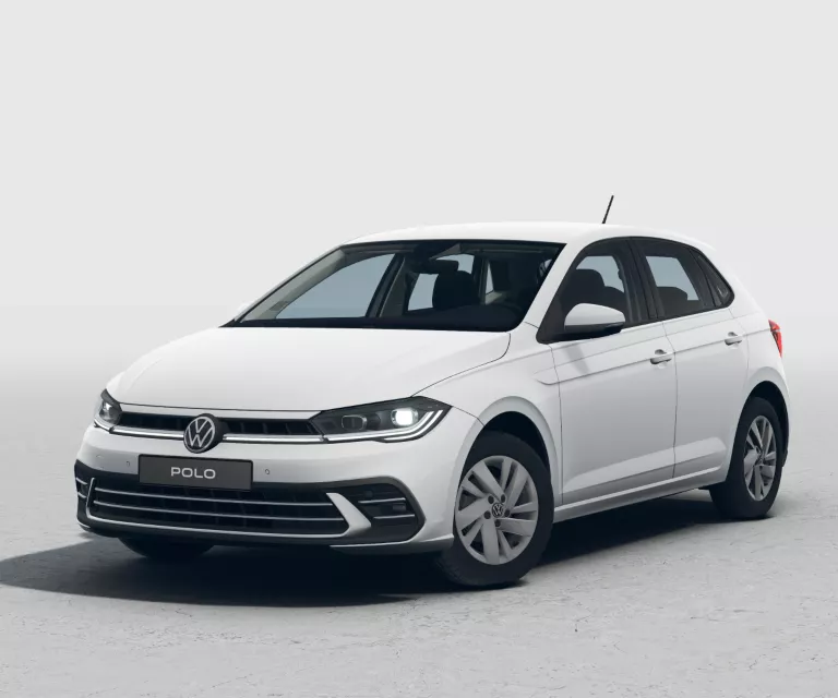 Weißer VW Polo mit fünf Türen, LED-Scheinwerfern und Radkappen, Frontansicht leicht von rechts