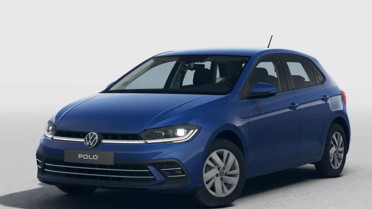 Blauer VW Polo mit fünf Türen, LED-Scheinwerfern und Radkappen, Frontansicht leicht von rechts