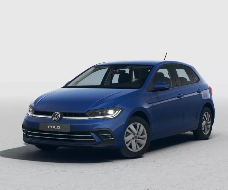 Blauer VW Polo mit fünf Türen, LED-Scheinwerfern und Radkappen, Frontansicht leicht von rechts