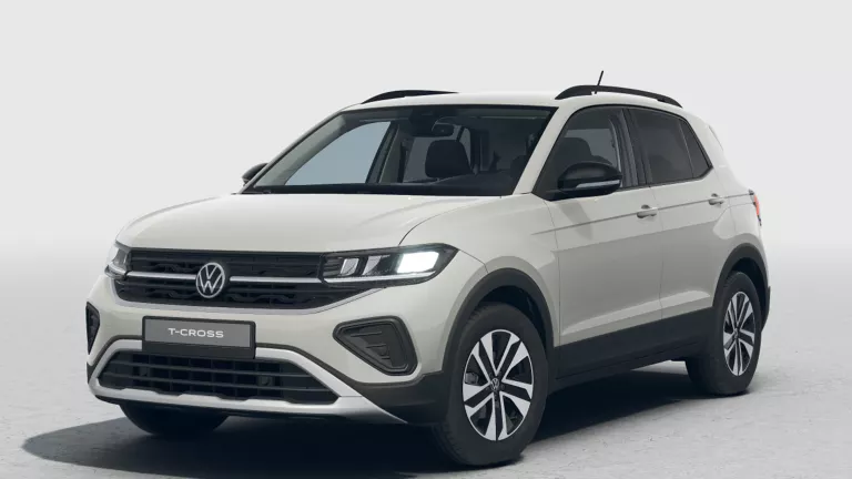 Gelber VW T-Cross mit fünf Türen, LED-Scheinwerfern und Radkappen, Frontansicht leicht von rechts