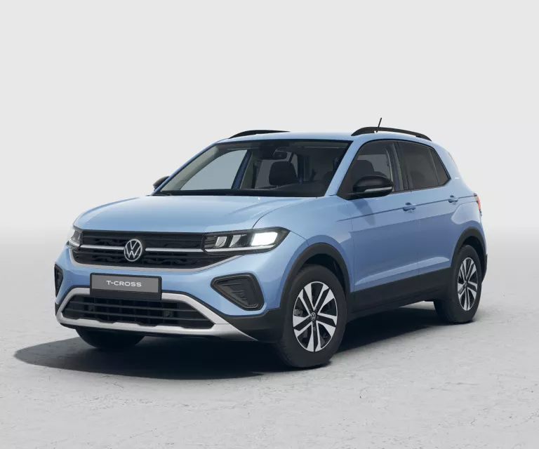Blauer VW T-Cross mit fünf Türen, LED-Scheinwerfern und Radkappen, Frontansicht leicht von rechts