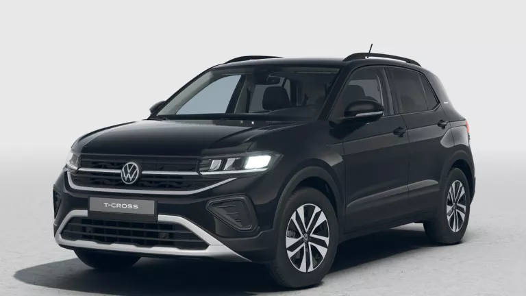 Schwarzer VW T-Cross mit fünf Türen, LED-Scheinwerfern und Radkappen, Frontansicht leicht von rechts