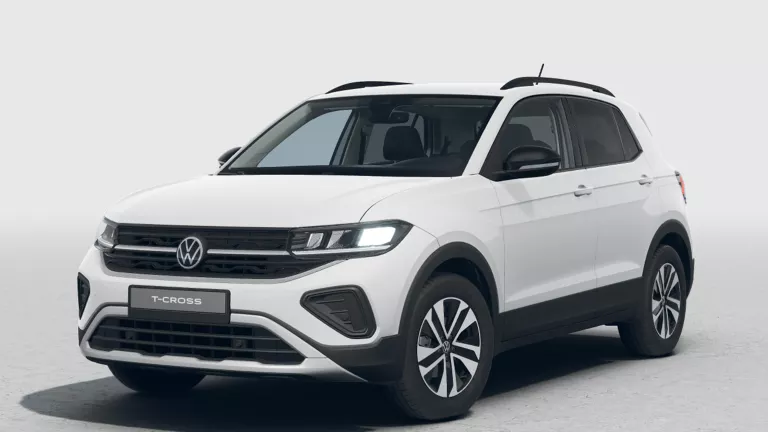 Weißer VW T-Cross mit fünf Türen, LED-Scheinwerfern und Radkappen, Frontansicht leicht von rechts